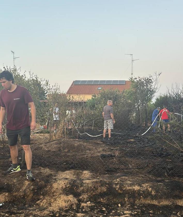 Imagen secundaria 2 - Controlado un incendio de alto riesgo junto a El Pinar de Alba